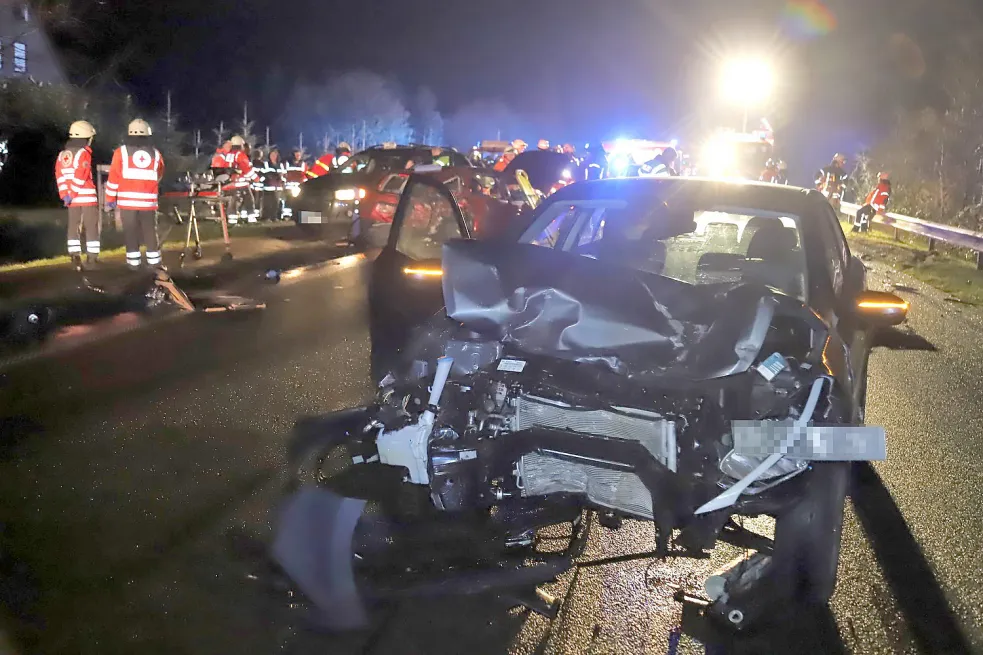 Für die Rettungsarbeiten und die Unfallaufnahme musste die Straße gesperrt werden. Bild: Passmann