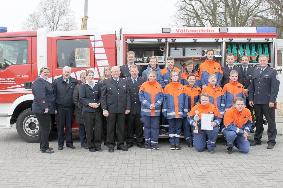 Geehrte und Offizielle stellten sich auf der Generalversammlung zu einem Foto auf. Bild: privat