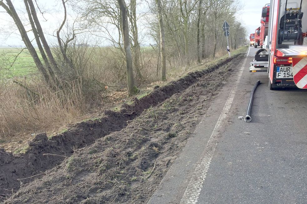 Der Lastwagen hinterließ eine tiefe Spur im aufgeweichten Boden.