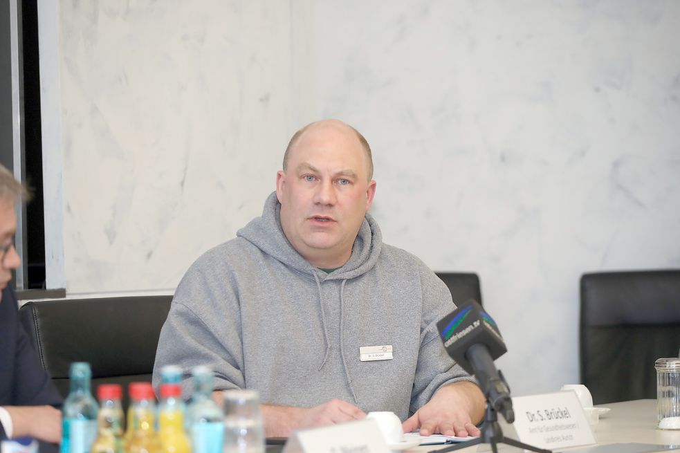Dr. Sebastian Brückel, Amtsarzt des Landkreises Aurich, nahm an der Pressekonferenz des Landkreises teil. Foto: Banik