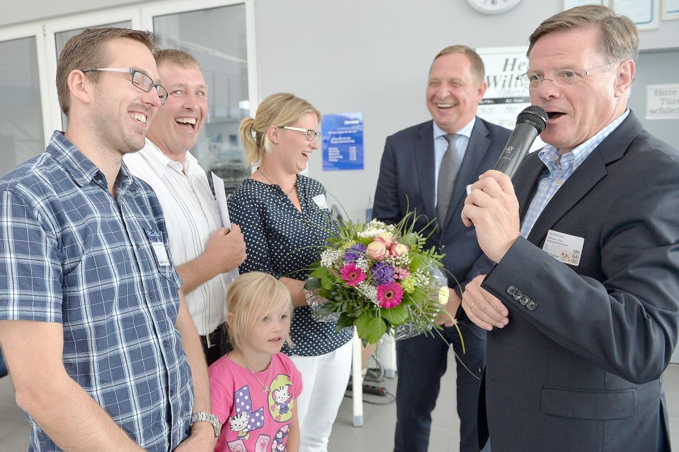 OZ-Chefredakteur Uwe Heitmann (rechts) führte durch die Veranstaltung. Gute Laune herrschte auch, als Autohaus-Janssen-Geschäftsführer Torsten Schulze (Zweiter von rechts) Siegerin Franziska Otremba (von rechts), Mann Bernd, Tochter Katharina und Schwager Florian den Hauptpreis überreichen wollte. Bild: Ortgies