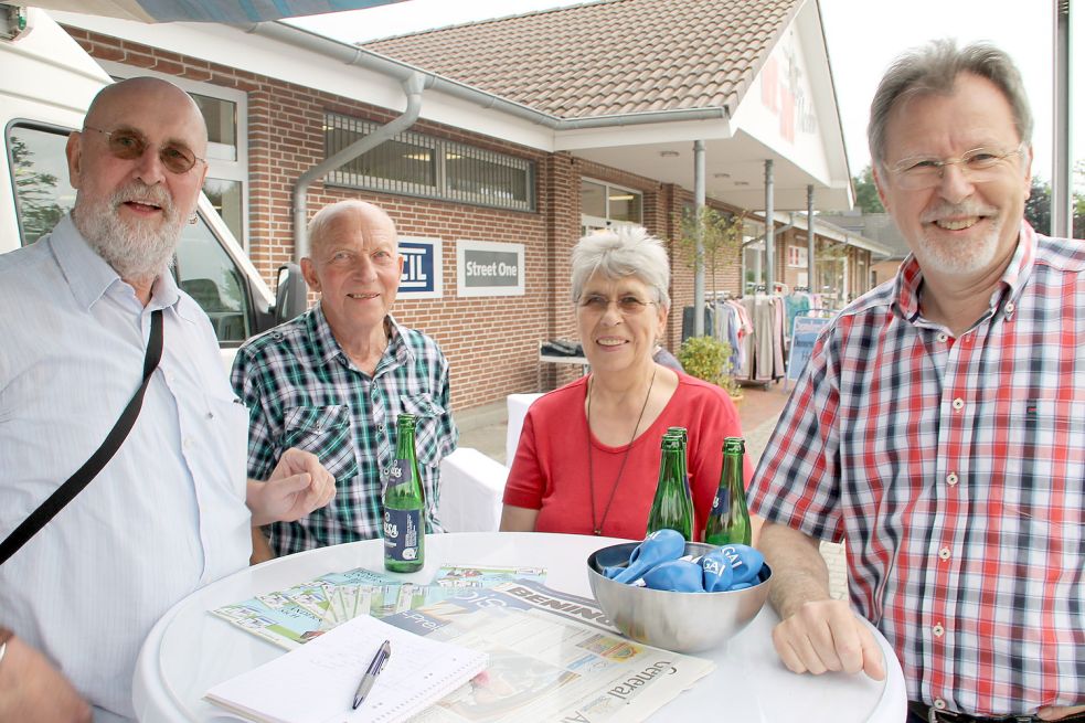 Manfred Lorentschat (von links), Erich und Edith Krause und Rudi Uhlig diskutierten am GA-Stand.