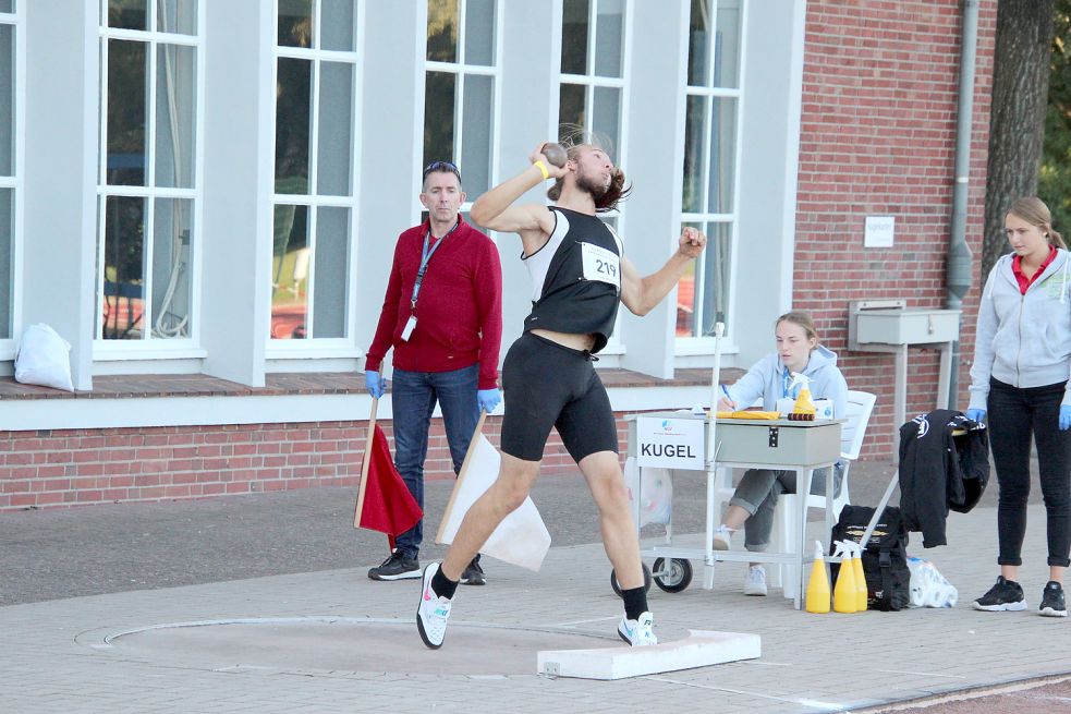 Eike Bergmann (SV Georgsheil) gewann zweimal Silber im Kugelstoßen und Diskuswerfen. Bild: Bergmann