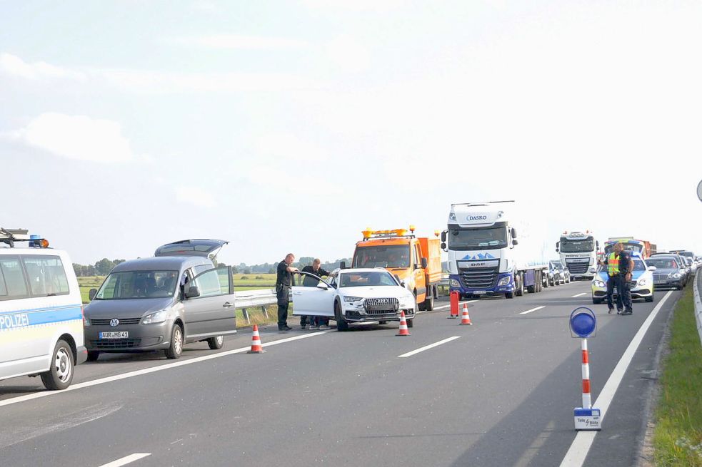 Die Polizei ermittelte an der Unfallstelle. Bild: Wolters