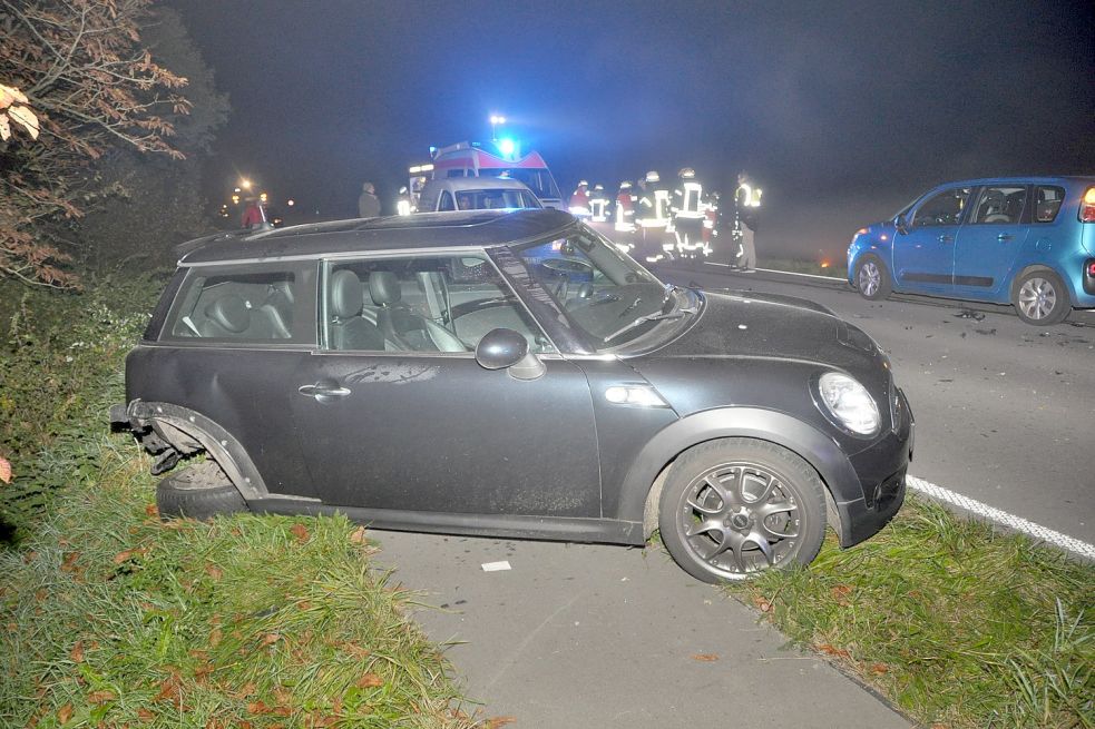 Die Fahrzeuge wurden stark beschädigt. Bild: Wolters