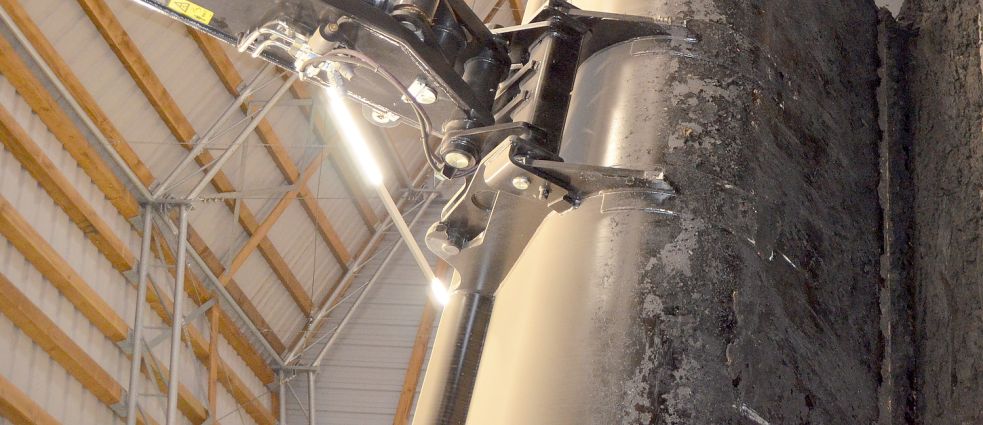 Zwei Tonnen Klärschlamm und anderer organischer Abfall werden täglich in der Pilotanlage getrocknet und aus der Grundmasse Phosphat und Aktivkohle abgeschieden.