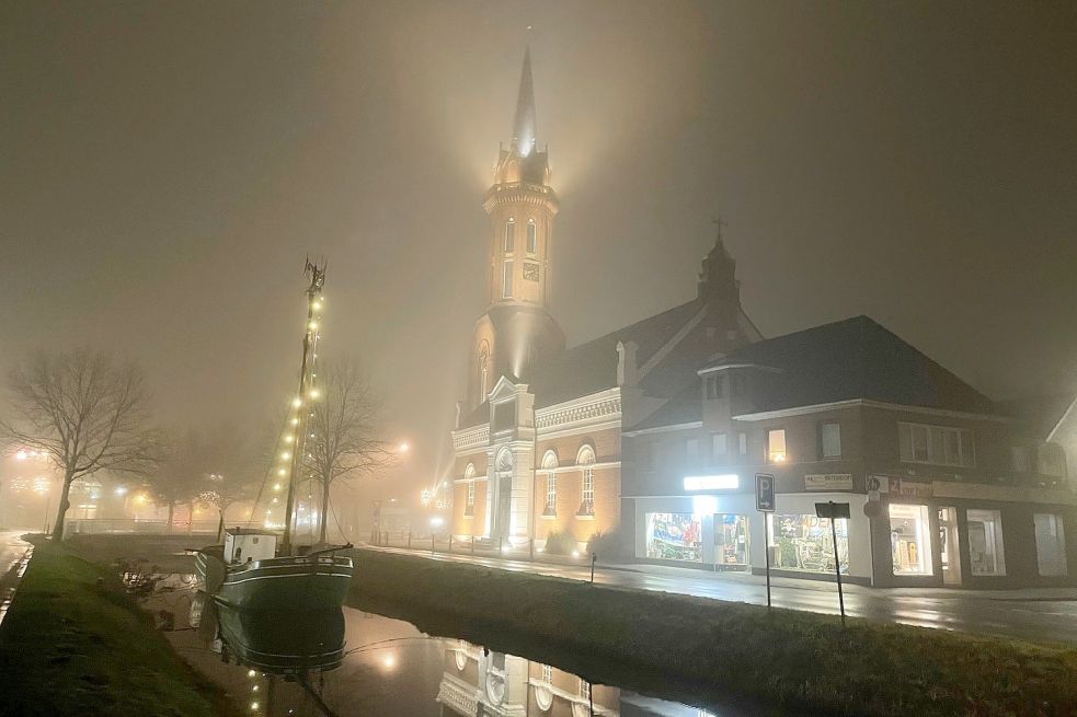 Über die Weihnachtsfeiertage werden, wie hier in der Hoffnungskirche in Rhauderfehn, viele Gottesdienste gefeiert – und zwar drinnen und draußen. Bild: Hellmers