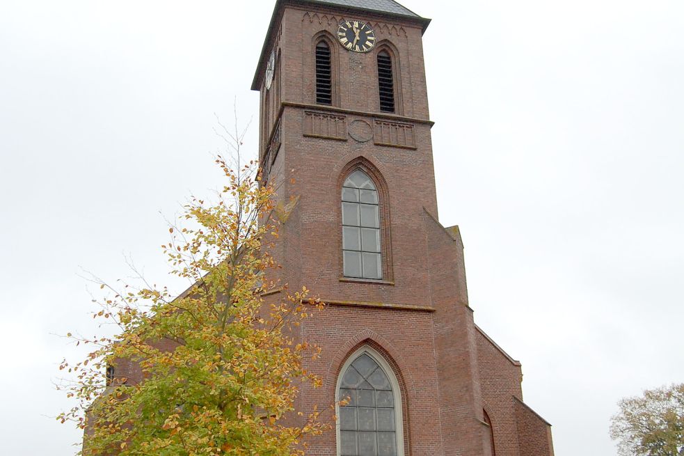 Die Christmesse aus St. Peter und Paul in Scharrel wird zeitversetzt auf der Ems-Vechte-Welle gesendet. Archivbilder: Fertig