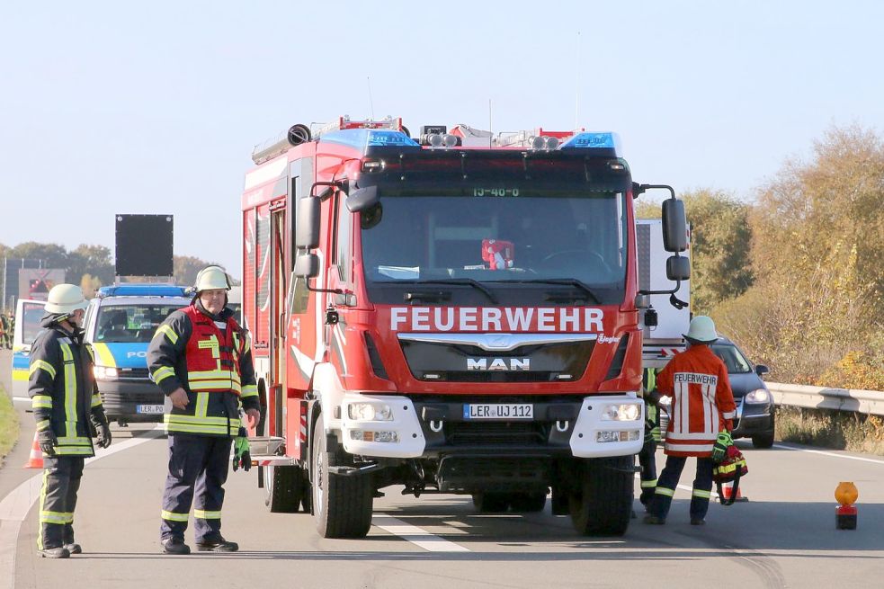Die Fahrbahn wurde halbseitig gesperrt.