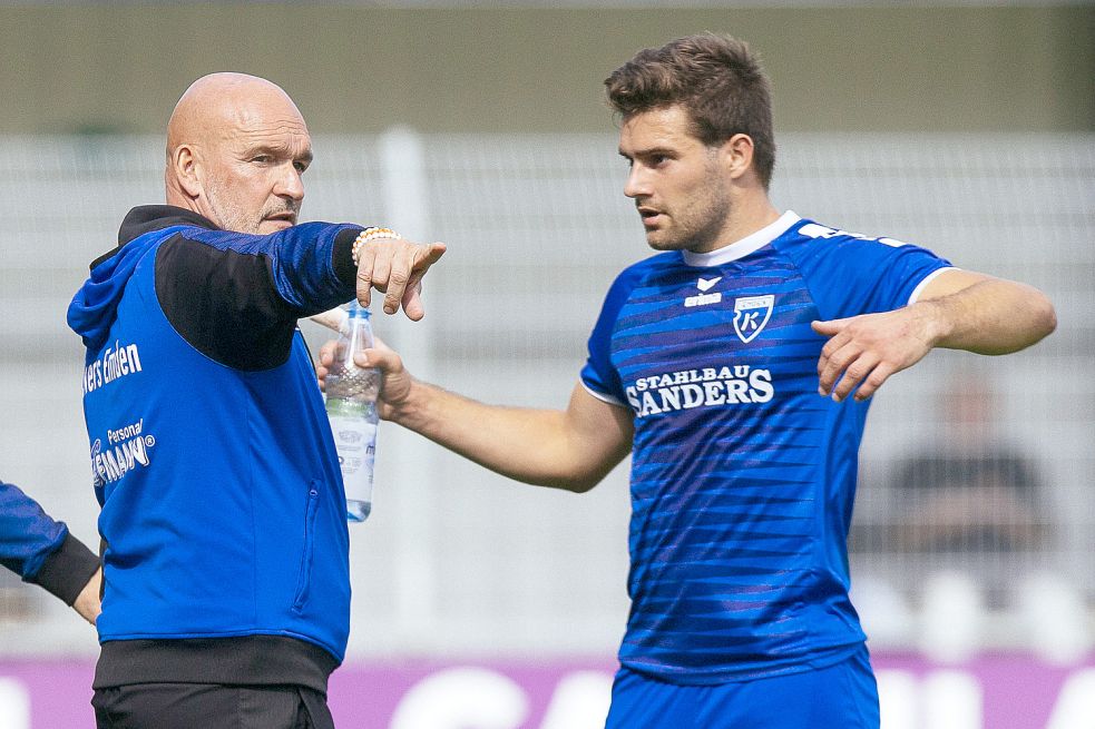 Stefan Emmerling im Gespräch mit Torjäger Tido Steffens. Nach der Trainer-Entscheidung dürften in nächster Zeit auch die ersten Spieler-Vertragsverlängerungen folgen. Bild: Doden