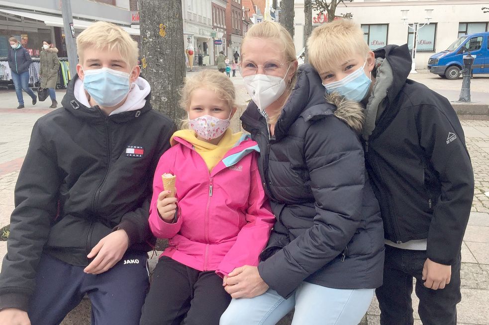 Kirsten Saathoff möchte mit ihren Kindern (von links) Jan, Niels und Lea bald wieder reisen können. Foto: Rümmele