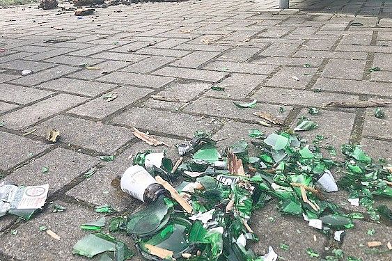 Die unbekannten Personen haben beim Rastplatz in Völlen auch zahlreiche Flaschen zerschlagen. Foto: Gemeinde Westoverledingen
