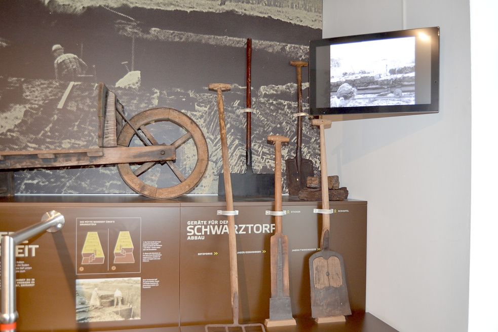 Im Museum sind jetzt vier Bildschirme installiert. Auf diesem wird mit einem historischen Film anschaulich gemacht, wie der Handtorfstich funktionierte.
