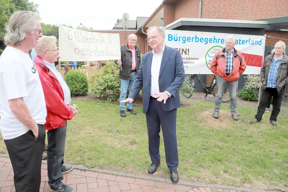 Die Aktivisten des Bürgerbegehrens gegen die Ansiedlung von Gülleverwertern nutzten den Besuch des niedersächsischen Ministerpräsidenten Stephan Weil, der diese Woche in Scharrel war, um ihm ihr Anliegen vorzutragen. Foto: Passmann