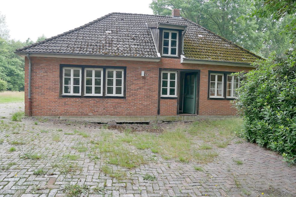 Das Gebäude an der Hauptstraße 45 in Elisabethfehn. Auf dem Gelände war das Weg- und Wasserbauamt zu Hause, danach war es Bauhof des Wasserwirtschaftsamtes Cloppenburg und zuletzt Betriebshof des NLWKN. Foto: Kruse