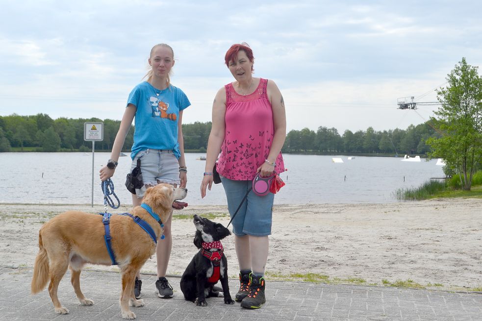 Camperin Iris Höller (rechts, mit Hund Ella) freut sich, dass Vierbeiner jetzt am Idasee erlaubt sind. Auch ihre Tochter Jana Neumann mit Hund Rocky ist froh darüber. Möglicherweise kommt 2022 auch noch eine Freilauffläche hinzu. Foto: Zein