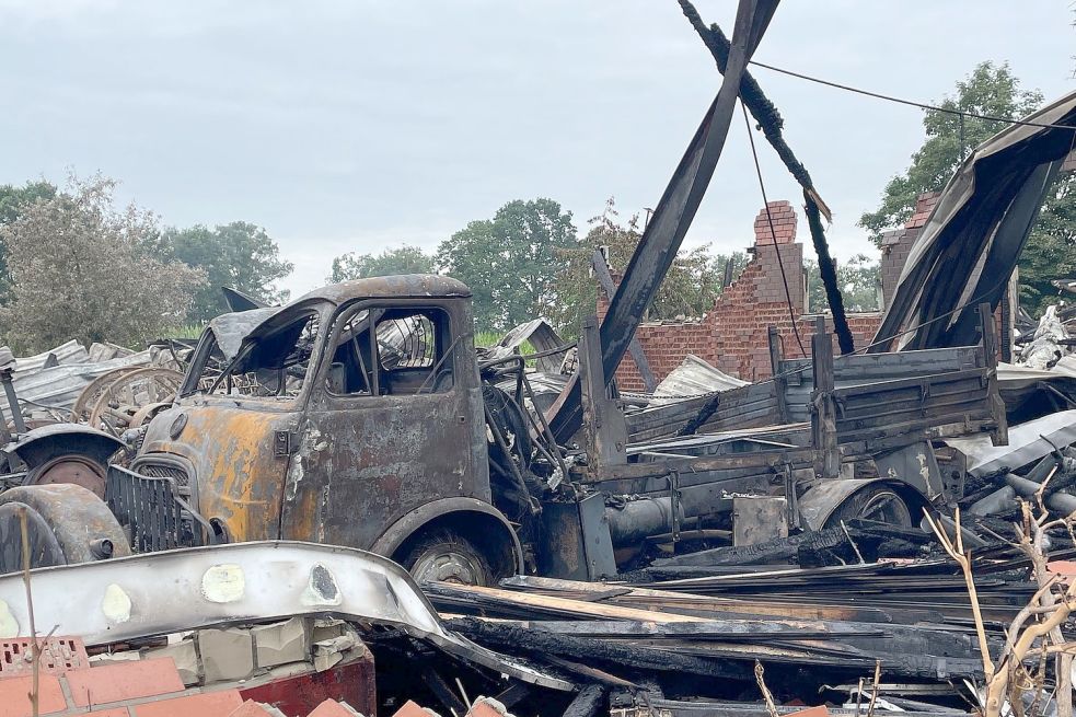 Auch eine Sammlung historischer Fahrzeuge, die das Museumsdorf Cloppenburg in der Halle in Varrelbusch gelagert hatte, fiel den Flammen zum Opfer. Foto: Museumsdorf