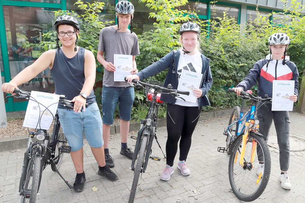 Die aktivsten Radler der IGS Barßel wurden von der Schule ausgezeichnet (von links): Pascal Schneider, Jonas Dierks, Ronja Haye und Angelina Diers. Foto: Passmann