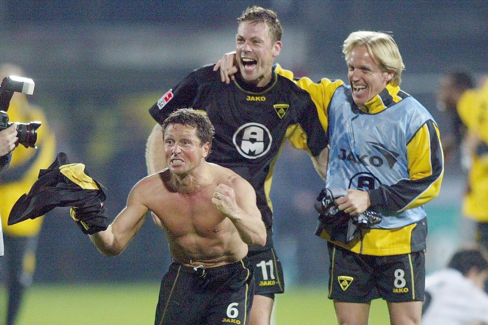 „Willi das Kampfschwein“ jubelt 2004 nach einem Erfolg mit Aachen (hinten Erik Meijer) ohne Trikot – kein seltenes Bild des Zweitliga-Rekordspielers. Fotos: Imago