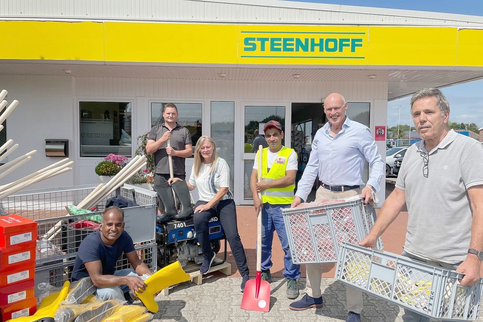 Kumar Kugathasan (von links), Dominic Krull (Fa. Steenhoff), Christa Steenhoff, Moselim Edelkhenov (Baunternehmen Kugathasan) sowie Carl-Anton zu Knyphausen und Erich Kostrewa vom Vorstand des Vereins „Leer kann Kindern helfen“ luden zahlreiche Spenden ein. Foto: Janßen