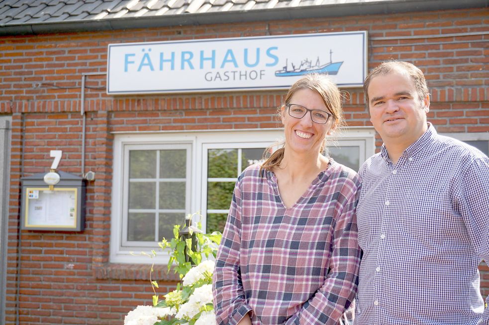 Führen das Restaurant und Hotel am Fährpad mit großer Leidenschaft: Tina Böhm und Pierre Droz. Foto: Müller-Düring
