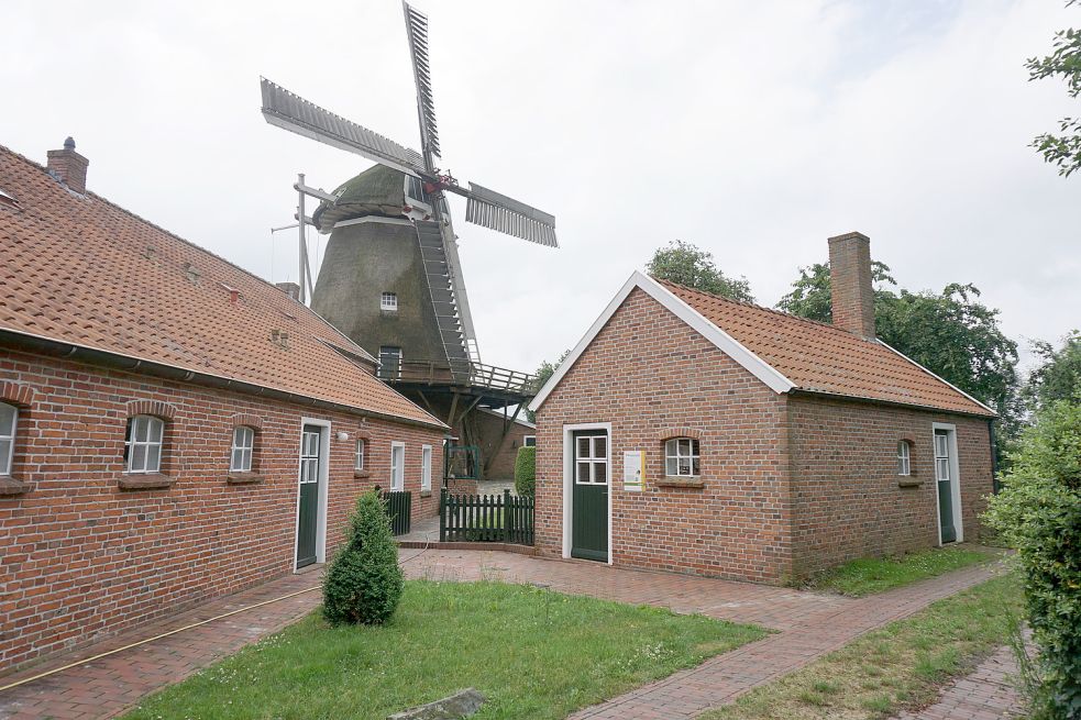 Die mächtige, im 16.Jahrhundert erbaute Bockwindmühle dient heute auch als Kulisse für Heiratswillige. Foto: Müller-Düring
