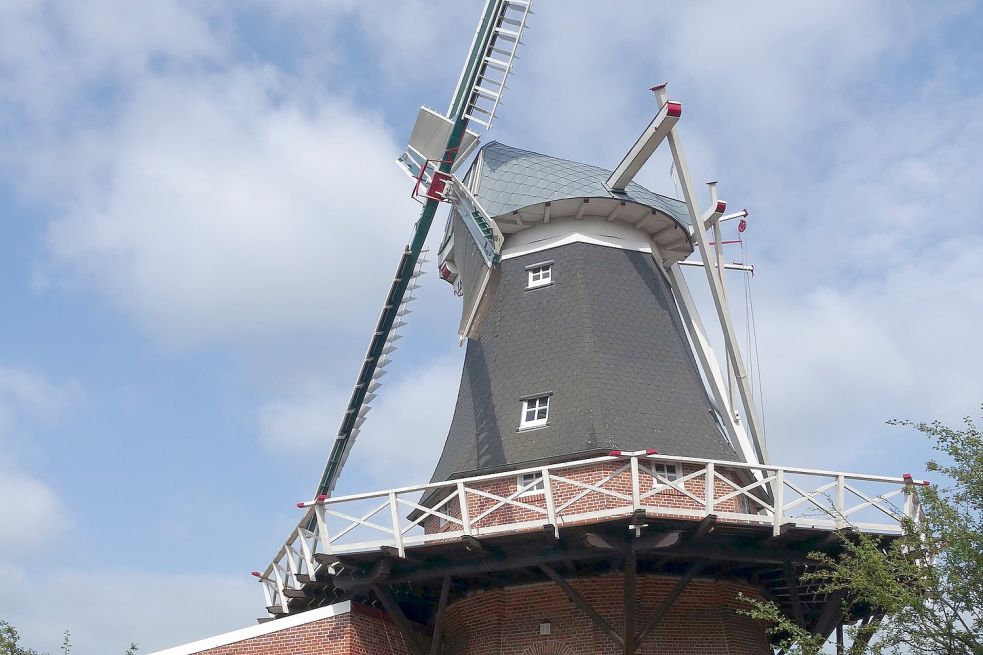 Die Mühle in Idafehn: Gebaut wurde sie im Jahre 1891 mit einem Müllerhaus und einer Bäckerei von dem Landwirt Heinrich Lanwer aus Strücklingen. Der ursprünglich zweistöckige Galerie-Holländer wurde im November 1972 bei einjem Orkan zerstört. Nur ein steinerner Stumpf blieb erhalten. Die Gemeinde Ostrhauderfehn ließ die Mühle wieder aufbauen. Seit 2001 ist sie das Wahrzeichen von Idafehn. Foto: Frank Groeneveld