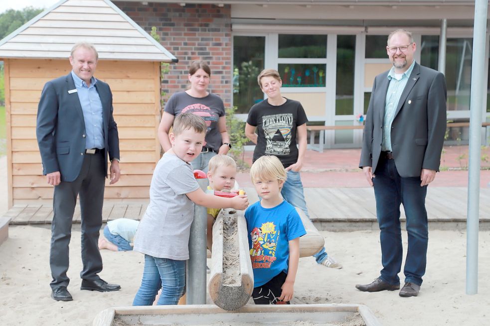 Gerhard Henken von der LzO-Filiale in Ramsloh bei der Spendenübergabe in der Kita mit den Erzieherinnen Melanie Seemann und Sandra Gehl sowie Saterlands Bürgermeister Thomas Otto. Foto: Passmann