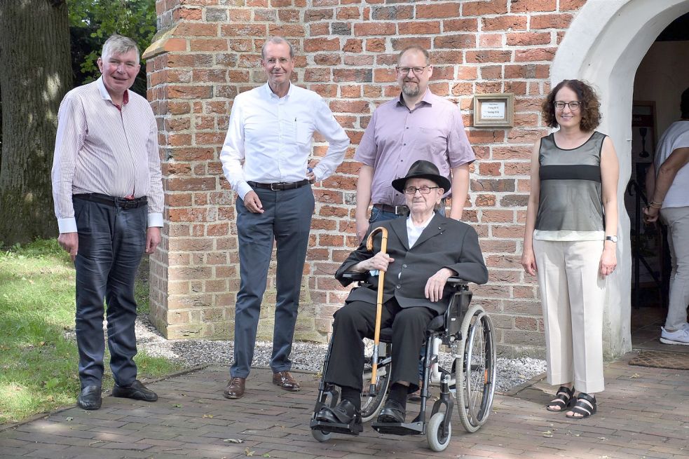 Pfarrer Miroslaw Piotrowski (von links), Helmut Hartwig von den Johannitern, Saterlands Bürgermeister Thomas Otto, Pfarrer a.D. August Vornhusen und Renate Lüken–de Vries am Eingang vor der Johanniterkapelle. Foto: Hellmann