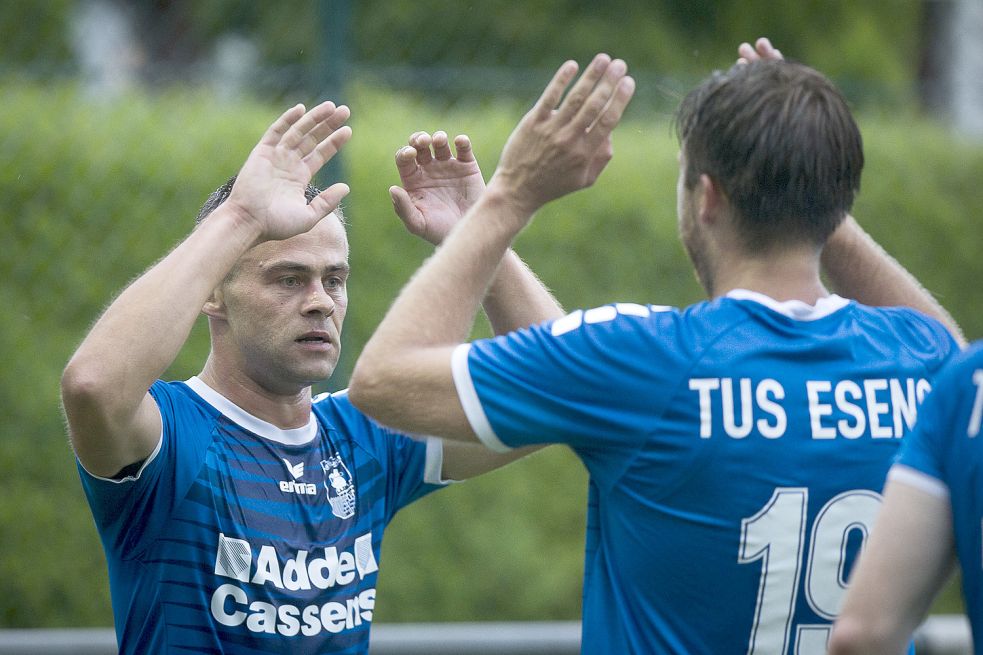 Thorsten Lettau (links) erzielte das 1:0 und 3:0 für Esens. Foto: Doden