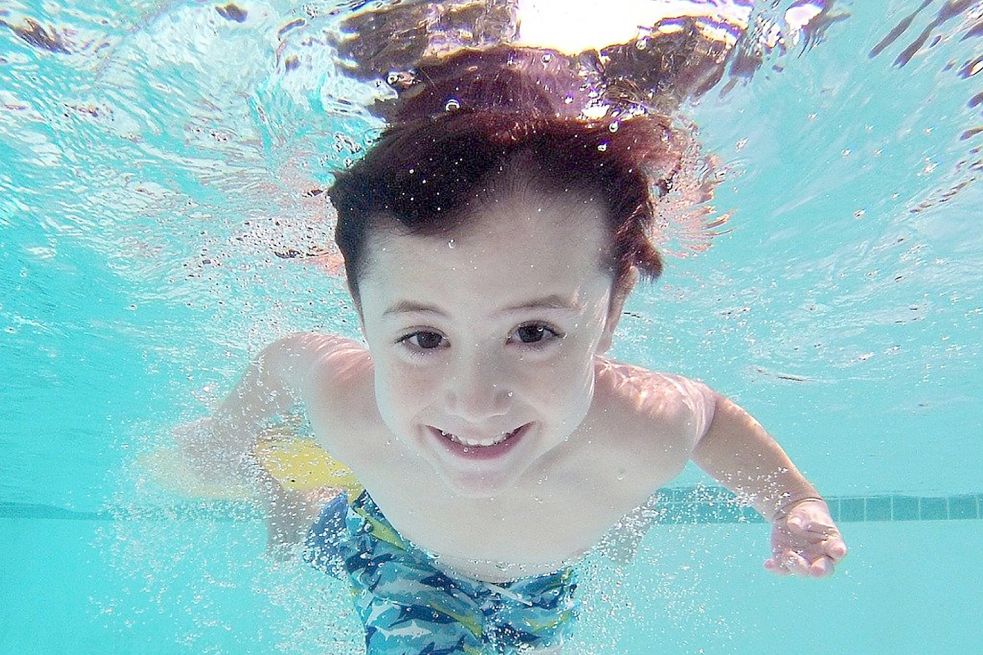 Sicher unterwegs − unter und über Wasser: Schwimmen können ist wichtig. Doch viele Kinder haben es nicht gelernt, vor allen in der Coronazeit sind Lücken entstanden. Foto: adrit1/Pixabay