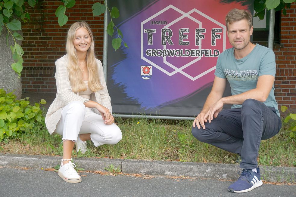 Hielten Kontakt zu den Kindern und Jugendlichen in Großwolde: Laura Boltjes und Hendrik Rubien. Foto: Müller-Düring