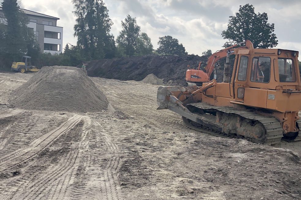 Gegenüber von der Score-Tankstelle an der Hauptstraße in Ostrhauderfehn wird seit einigen Tagen gearbeitet. Dort entstehen zwei Häuser mit mehreren Wohneinheiten. Foto: Zein