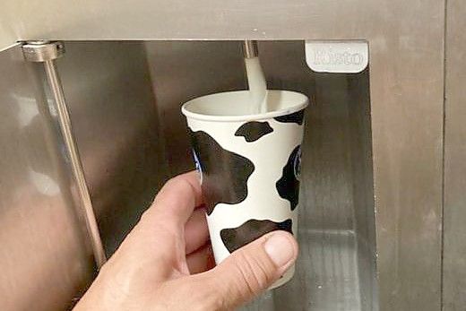 Markus Rauert hat seinen Milchautomaten in tagelanger Arbeit wieder instandgesetzt. Jetzt können Kunden dort wieder Milch zapfen.