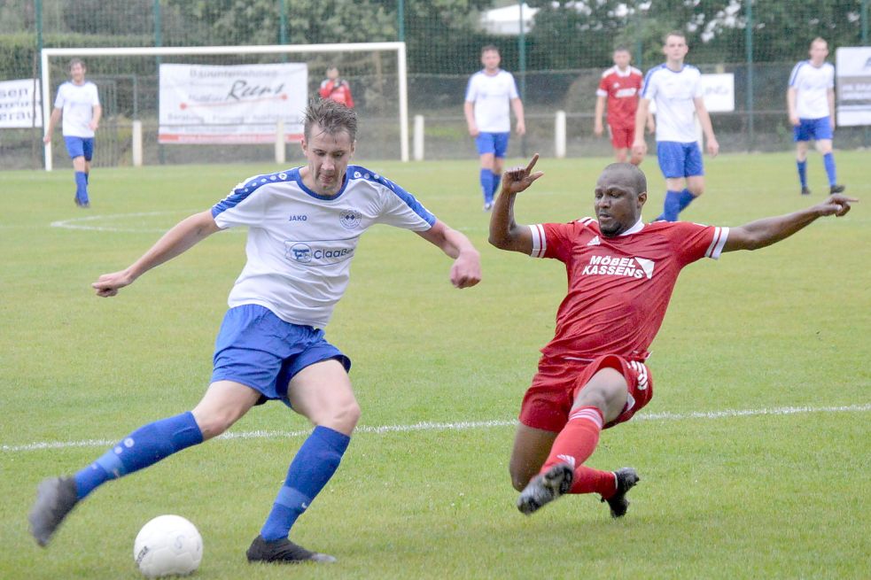 Ramslohs Felix Schönhöft (links) schoss Ramsloh gegen Esterwegen (rechts Oumarou Sylla) in Führung. Foto: Weers