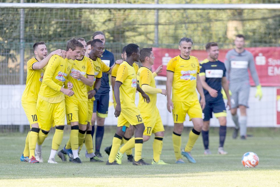 Hier feiern die Middelser den Torschützen zum 1:0, Johann von Esmarch-Faß (Zweiter von links), später bejubelten sie Torwart Siggi John. Fotos: Doden