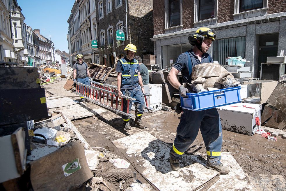 Aufräumen in Stolberg: Die Stadt wurde von den Fluten besonders hart getroffen. Foto: Becker/DPA