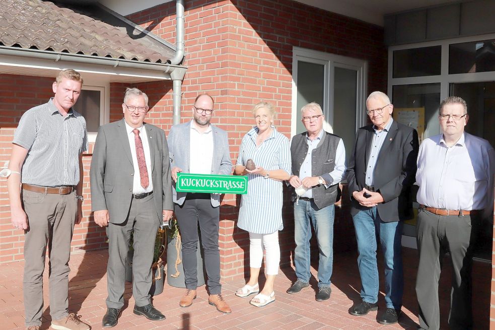 Schauten sich in den sanierten Räume der Kindertagesstätte „Die Arche“ sowie in der neuen Kinderkrippe in Elisabethfehn um (von links) Erster Gemeinderat Michael Sope, CDU-Landtagsabgeordneter Karl-Heinz Bley, Cloppenburgs Landrat Johann Wimberg, Kindergartenleiterin Regina Freer, Johannes Geesen vom Kirchenausschuss, der CDU-Fraktionsvorsitzende im Barßeler Rat, Hans Eveslage und Pfarrer Ludger Becker. Foto: Passmann