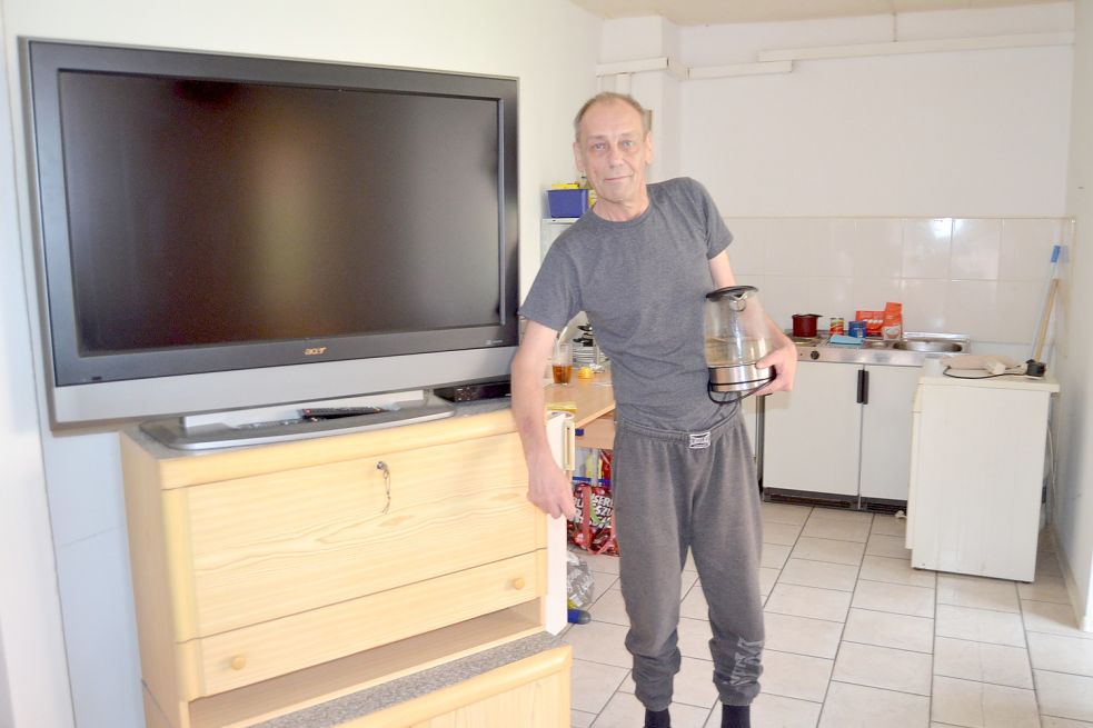 Mieter Klaus Schneider mit seinen Elektrogeräten: Ob TV-Gerät, Herd, Waschmaschine oder Wasserkocher – nichts läuft. Die EWE hat im Haus den Strom abgestellt. Fotos: Fertig