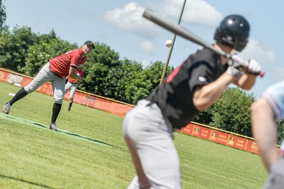 „Pitcher“ Sebastian Voß (links) wirft den Ball Richtung „Batter“, der den Ball mit dem Schläger treffen muss. Foto: Ortgies