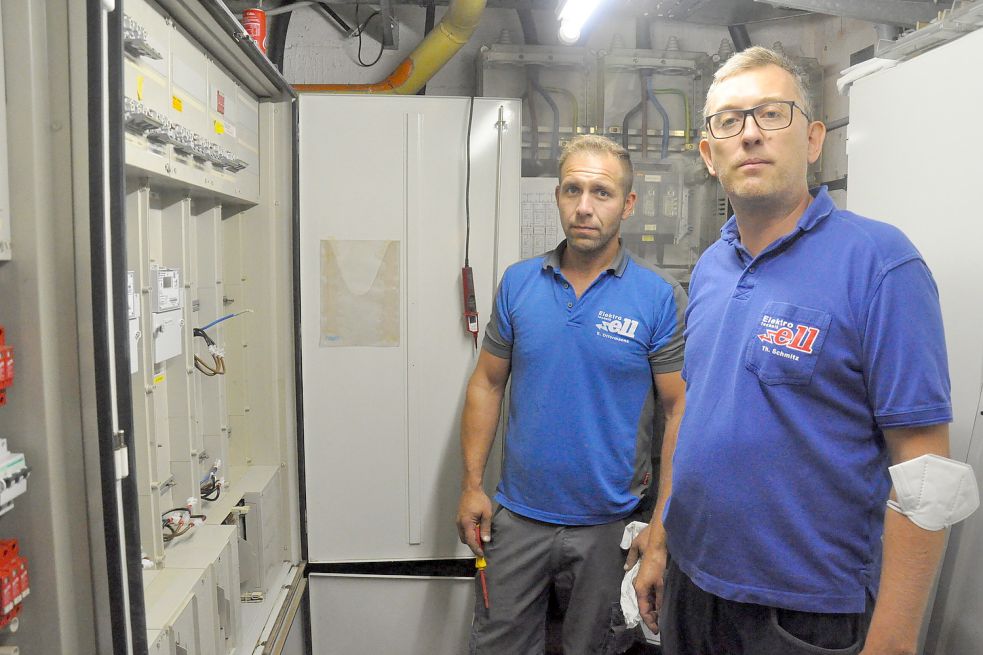 Stephan Offermanns und Thorsten Schmitz von der Firma Elektrotechnik Ell in Würselen reparieren Schaltkästen in Eschweiler. Foto: Gombert