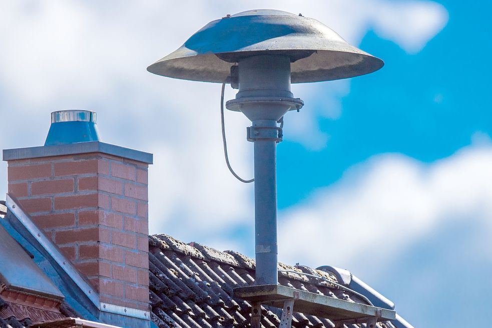 Eine Alarmsirene auf einem Hausdach. Vor den extremen Überschwemmungen im Westen Deutschlands ist nur ein Teil der Bevölkerung mit Sirenengeheul gewarnt worden. Das wäre auch in Ostfriesland so. Foto: Büttner/dpa