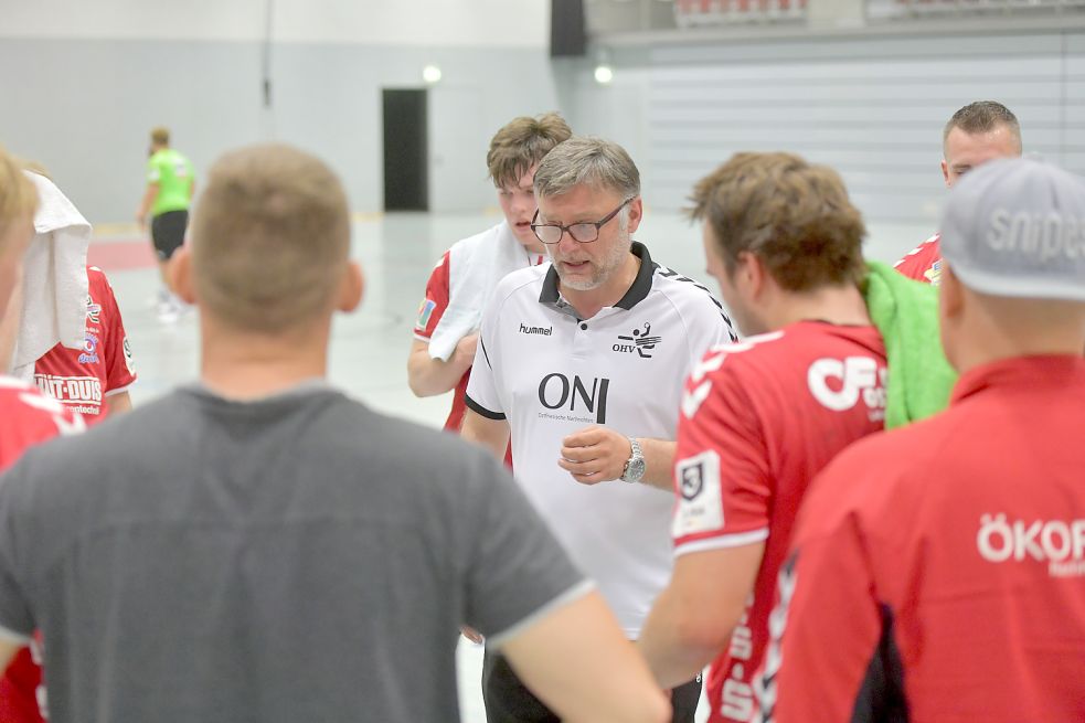 Die personelle Lage bereitet OHV-Trainer Arek Blacha (weißes Trikot) derzeit Sorgen. Archivfoto: Ortgies