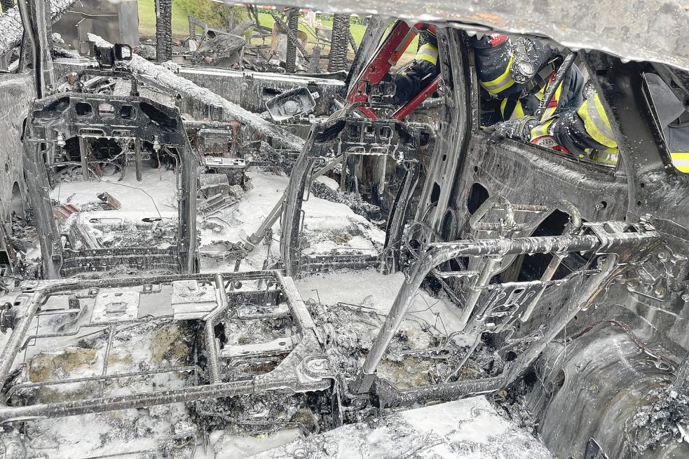 Ein Blick in das Innere des ausgebrannten E-Autos. Foto: Janßen/Kreisfeuerwehr Leer