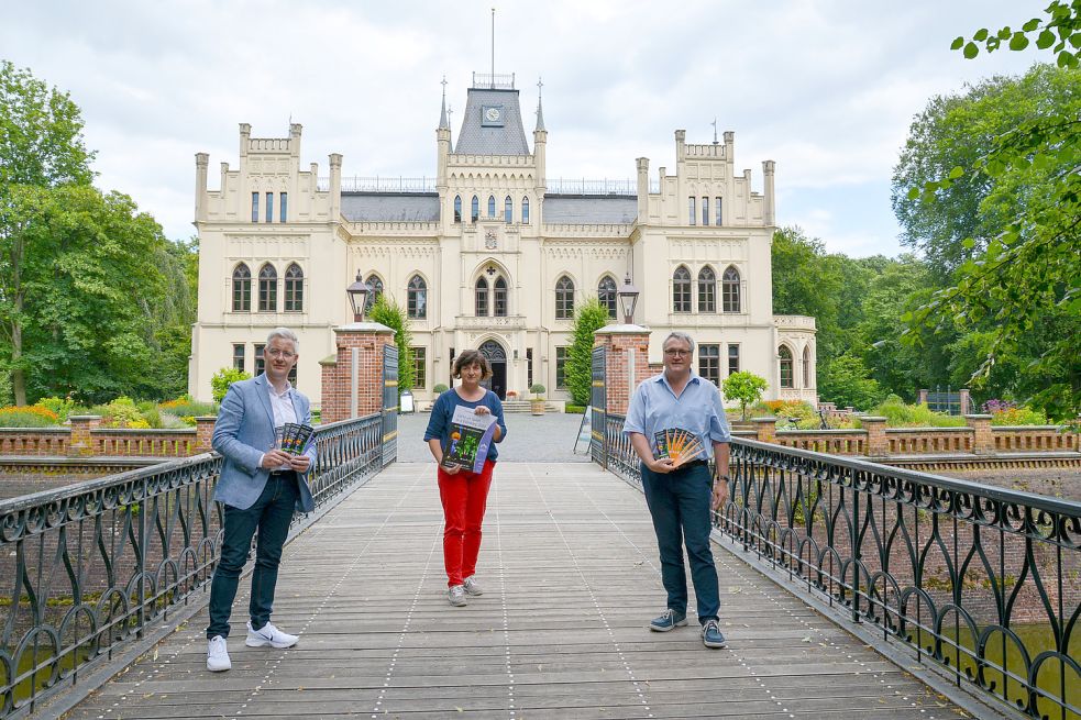 Sie freuen sich, dass „Lücht un Spööl bi d' Evenbörg - In’t Land van mien Kinnertied“ in diesem Jahr stattfinden kann: Landrat Matthias Groote (von links), Birgit Zimmermann (Leiterin der Evenburg) und Kurt Radtke, Geschäftsführer der Touristik GmbH Südliches Ostfriesland. Foto: Landkreis Leer