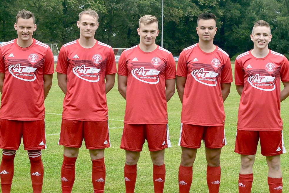 Uplengens Neuzugänge (von links): Hendrik Jünke, Nils Lammers, Finn Jünke, Niklas ter Vehn und Hauke Sandersfeld. Foto: Damm