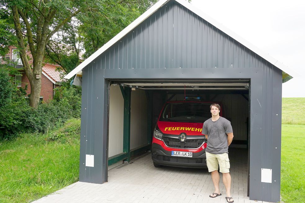 Stolz auf das neue Carport: Esklums Ortsbrandmeister Matthias Netthövel. Foto: Müller-Düring
