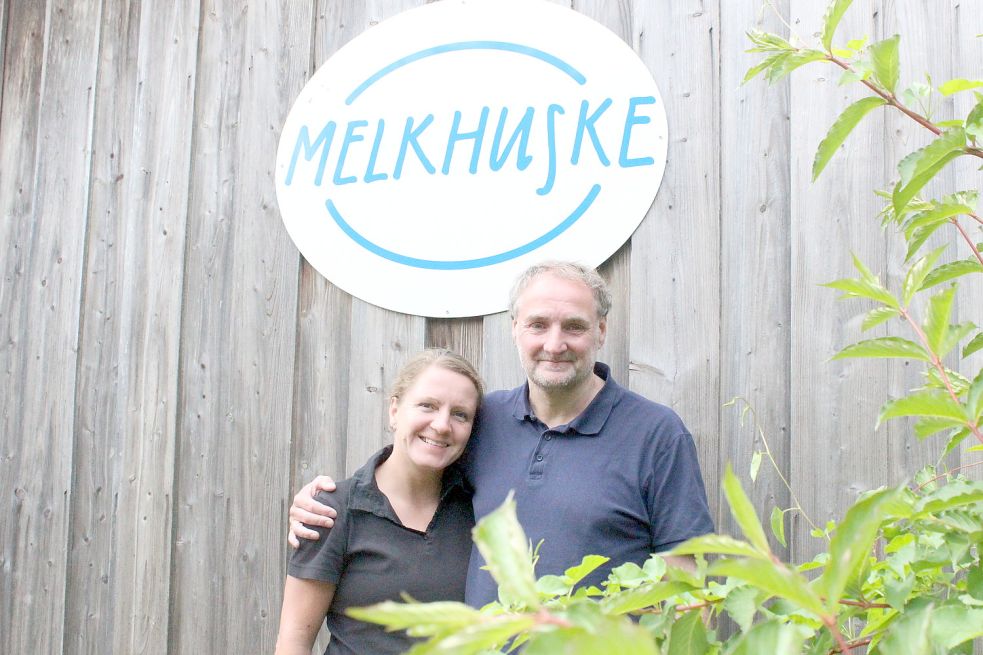 Kristina und Frank Hellmers betreiben das Melkhuske, den Haupttreffpunkt der Schatteburger. Foto: Busemann