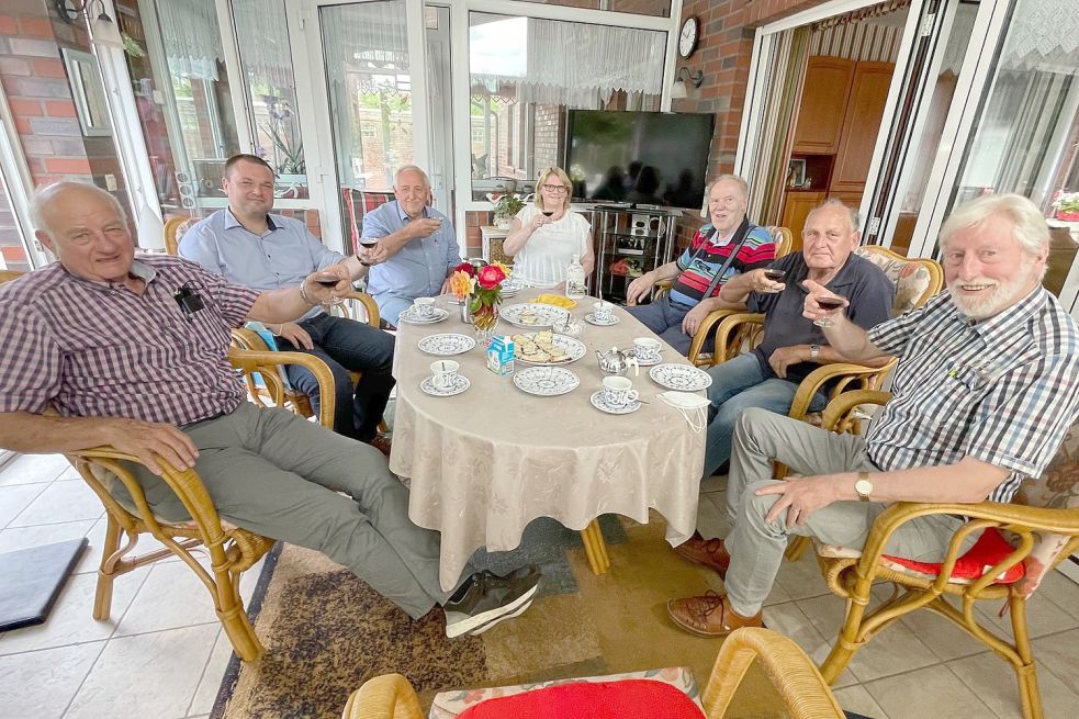 Erheben das Glas auf einen guten Neustart nach eineinhalb Jahren Corona-Pause in Westrhauderfehn (v. l.): Bernd Revens, Marcus Neumann, Wilhelm und Maria Roßbach, Hubert Ruhoff, Johann Hesenius und Bernt Strenge. Foto: Janßen