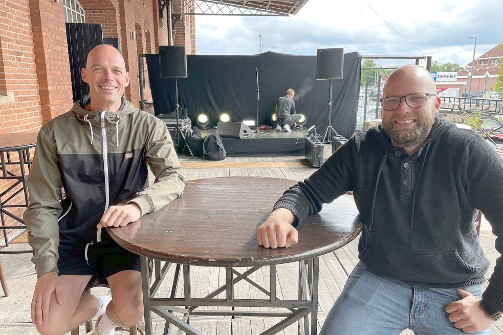 Marco Hanneken (links) und Daniel van Lengen sind bisher mit der Konzertreihe „Neustart Kultur“ im Zollhaus sehr zufrieden. Foto: Nording